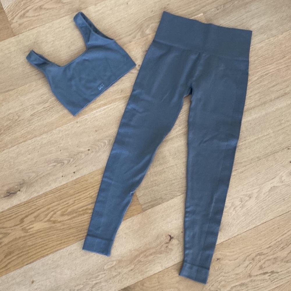 Set Active Sports Bra and Leggings Set in Grey